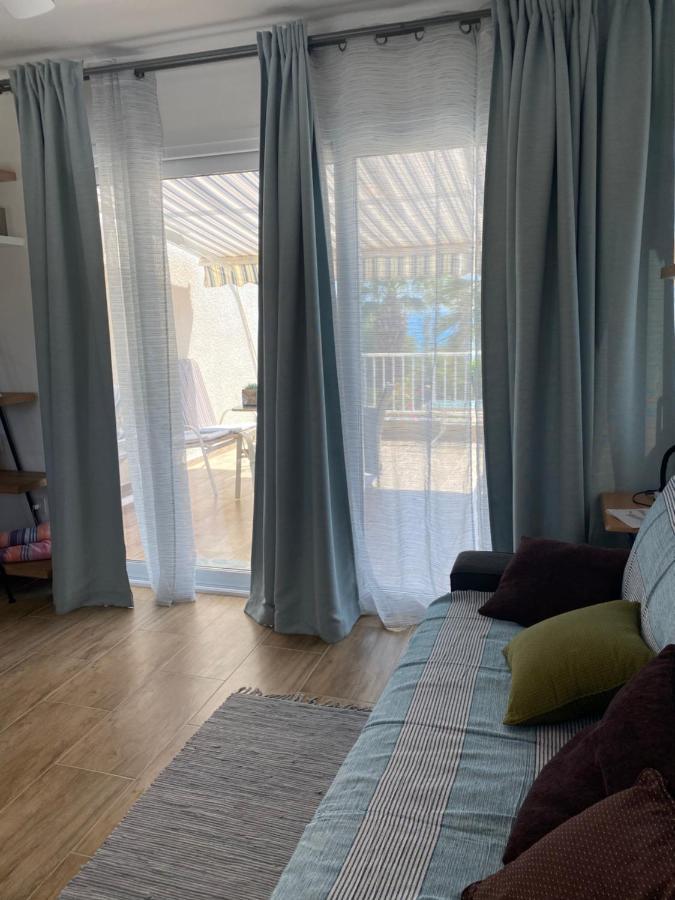 Coral Bay Modern Renovated Apartment By The Sea パ フォス エクステリア 写真