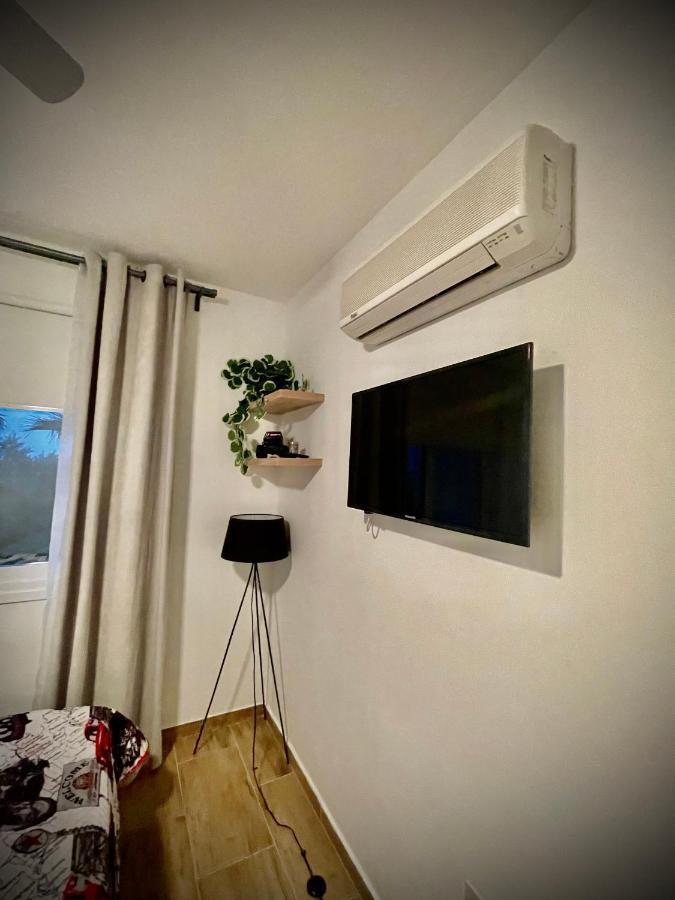 Coral Bay Modern Renovated Apartment By The Sea パ フォス エクステリア 写真