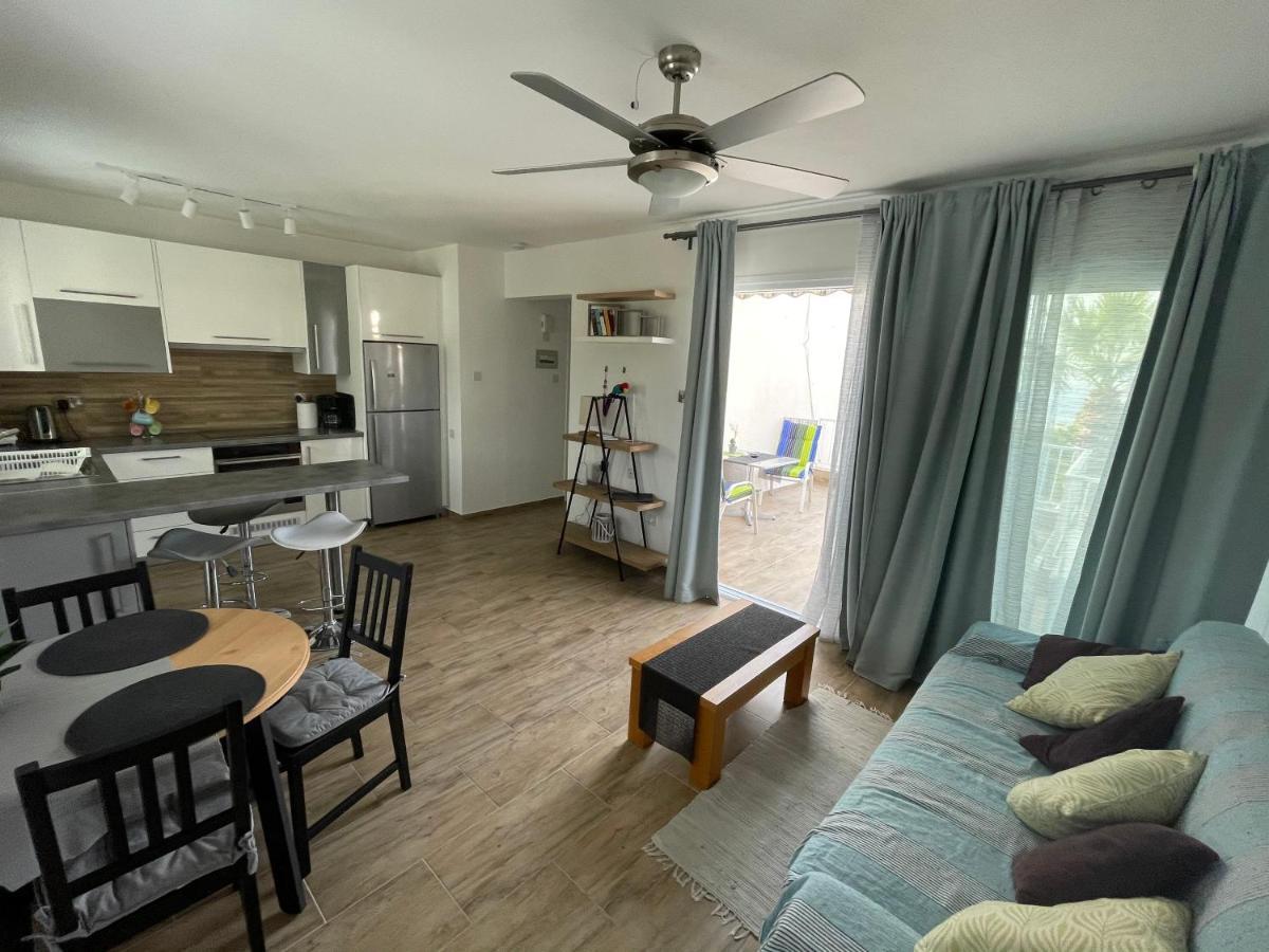 Coral Bay Modern Renovated Apartment By The Sea パ フォス エクステリア 写真