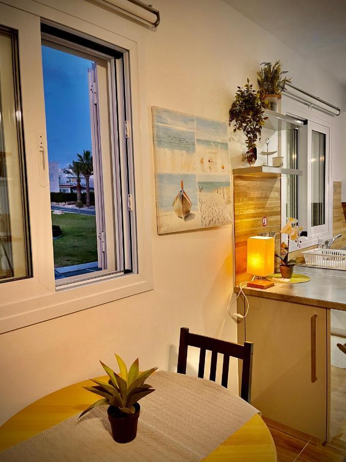 Coral Bay Modern Renovated Apartment By The Sea パ フォス エクステリア 写真